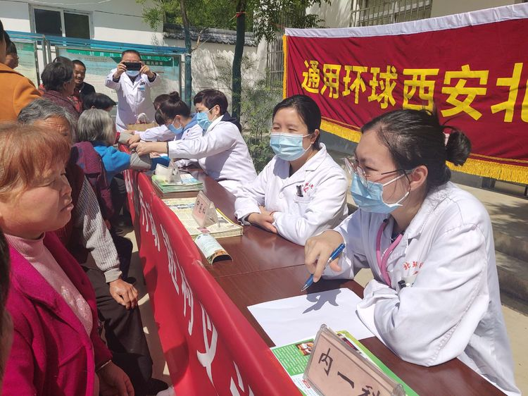 健全服务在行动 进村义诊暖民气 —集团发展“我为人民办实事”实际活动